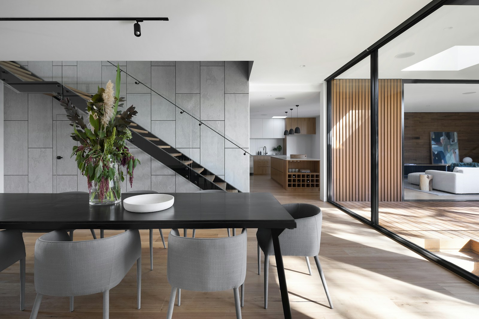Outdoor dining and practical garden space